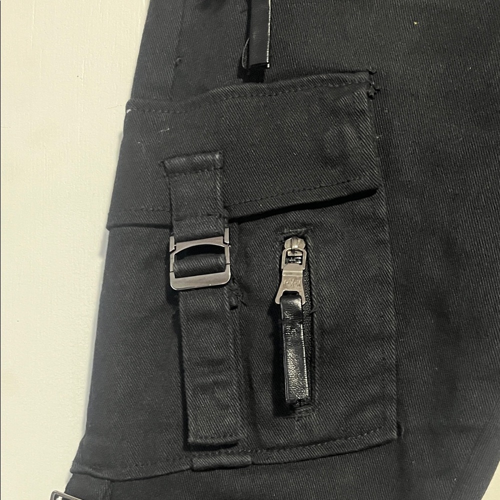 Smuggler’s Moon Edgy Black Cargo Pants with Zipper Details 30x31 - Picture 4 of 10